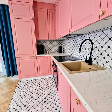 Pogonowskiego 73 - Pink Design Apartment 8 Guests, Terrace & Parking Chillinlodz Апартаменты Лодзь