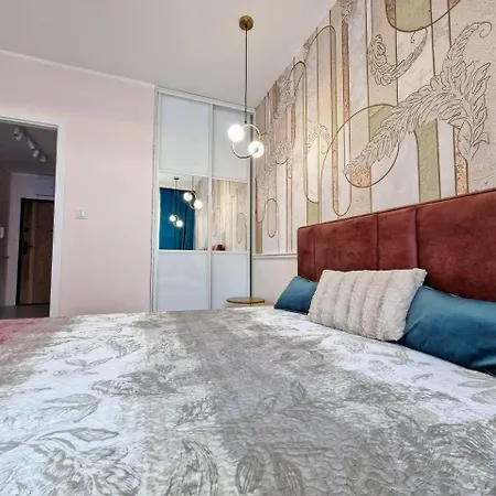 Pogonowskiego 73 - Pink Design Apartment 8 Guests, Terrace & Parking Chillinlodz